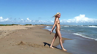 Amateur masturbation on the beach from a blonde