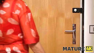 Mature4k. nibbles the bullet