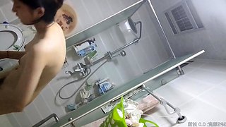 【シャワーを浴びて飲み物を飲む】容姿も気