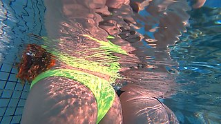 Amateur ebony teen orgasms with a rubber toy