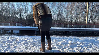 An Empty Winter Stаtion Is the Perfect Placeto Forget Your Skirt Exists
