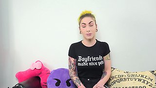 Hot amateur blonde pregnant toying her pussy solo