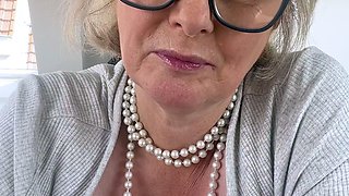 Mature blonde granny loves to masturbate her puss