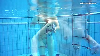 redhead hottie liza bubarek undresses her swimsuit underwater