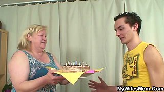Sex gives an old blonde more pleasure than cake
