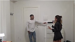 Italian Amateur I Seduce The Courier And Pay In Kind By Getting Fucked