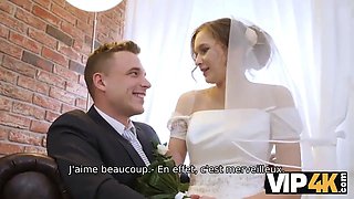 Vip4k. beauté en robe de mariée suce une nibble d'étrangers et se fait baiser