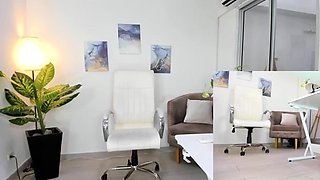 Pretty and Sexy Webcam Babe Finger Fucks Solo