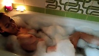 AMATEUR COUPLE HAS ROMANTIC SEX IN THE BATHROOM WITH CANDLES