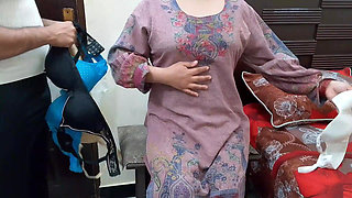 Desi Indian Bhabhi Deliberately Took off Her Clothes in Front of the Bra Seller