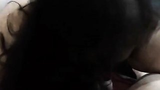 Meine Frau blst einen groen Schwanz im Latex-Kostm