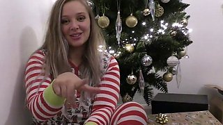 Babe With Big Boobs Masturbates