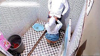 Amateur college girl Clarelia shows off her beautiful body in the shower