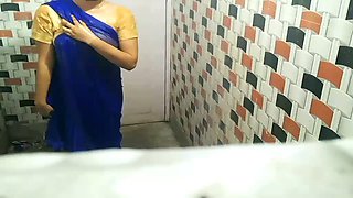 Desi bhabhi in bathroom ko pela devar ne