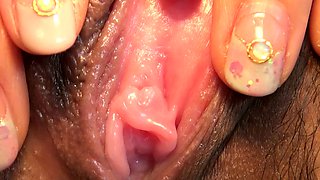 Amateur preggo hoe toys her pussy close up in fetish solo