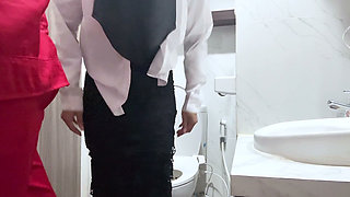 Cewek Magang Dipake Sama Boss Dikamar Mandi Umum