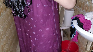 It's so much fun to take a bath alone in the bathroom.