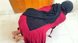 Beautiful Muslim Hot Stepmom Clean Room & Try to Seduce Me by Show Her Big Ass Want Ass Fuck From Me
