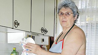 Gorgeous old lady Gerlinde is using a nice cucumber as a dildo