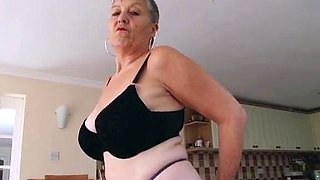 European Housewife: Naughty British mama getting ready to