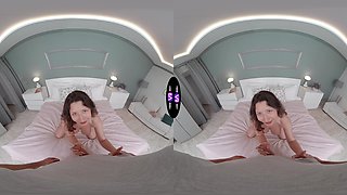 Experience Lola's bouncing naturals in VR as she rides and gets a POV Handie