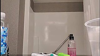 sis caught completely nude in bathroom (better quality)