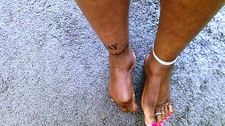 Amateur MILF housewife puts her lovely feet on display