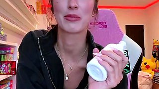 Natalie Roush Flaunts Her Oiled Up Sexy Curves On Livestream