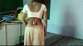 Desi bhabhi kapde utaar apni bhosdi dikha rahi hai devar samne nagi ho gai