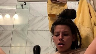 Cute amateur webcam teen girl toying pussy on webcam