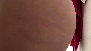 Voyeur flagra jovem com corpo perfeito tomando banho em