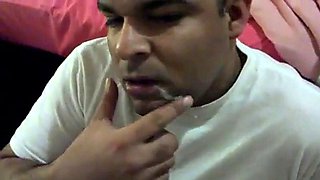 Mi amigo gay me da una mamada increble y se traga mi semen.