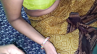 Maine sagi bhabhi ko ghutnon ke bal khat per Ghodi Banakar unki moti gand ko ragad kar khoob choda