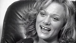 Whore blonde blowing cock in car