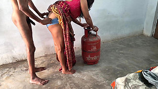 Pados Wali Bhabhi Ko Gas Cylinder Lagane Ke Bahane Ghar Me Ghodi Banaa K Choda Aur Sadka Muh Pe Nikaal Diya