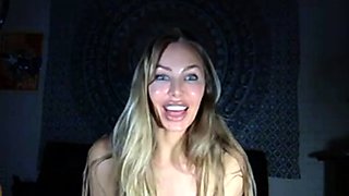 Amateur Webcam Cute Teen Plays Solo with Big