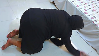 Stepmom Stuck Under Bed & Show Her Big Arab Muslim Ass to Get Anal Fucked From Saudi Kafeel