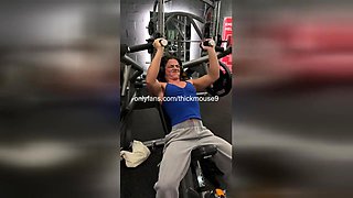 18yo Gym Lady Sprays on Insta Live