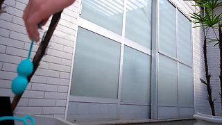 Jovem brasileira se masturba cry a saia com bolas de Kegel