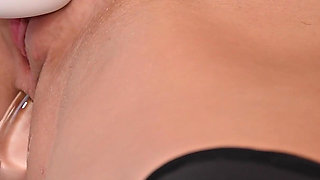 Gina Gerson Anal Masturbating Threw Her Seamless Tights