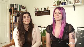 Ersties - Maria M. und Julie haben Spaß mit Öl und intensivem Fingerspiel
