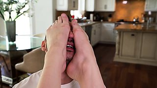 Horny Olivia Madison Gets Her Huge Foot Worshipped